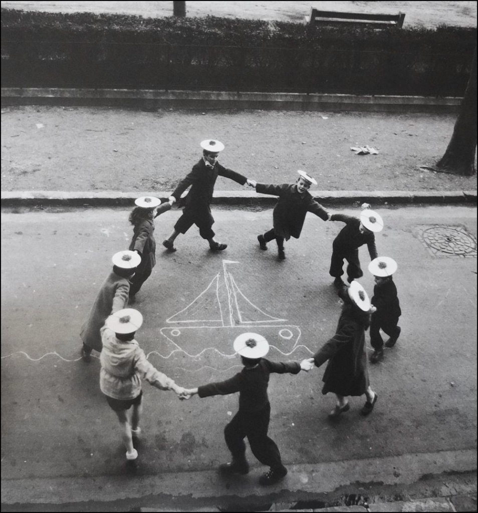 Robert Doisneau, La ronde des pompons, 1955